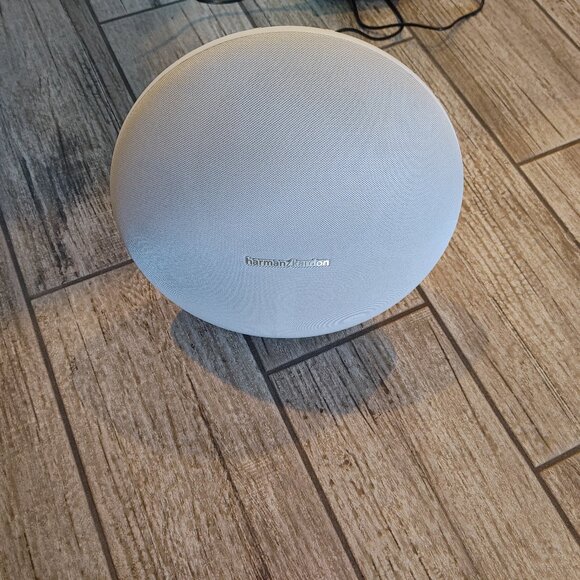 H K Onyx Studio 4 Portable Bluetooth Speaker *** - Picture 1 of 10